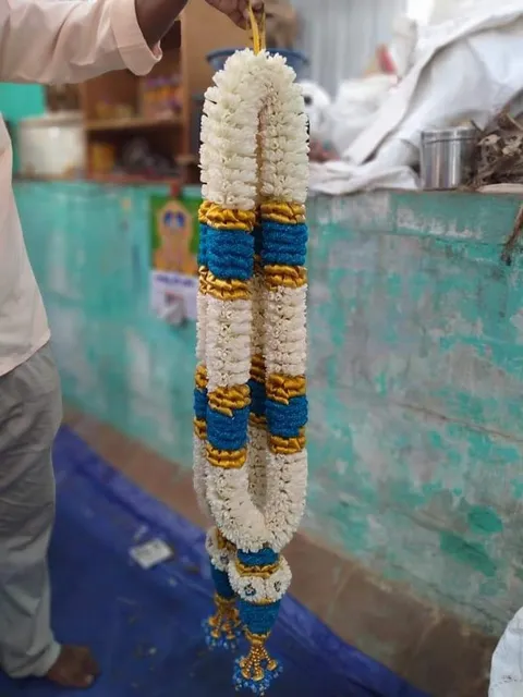 நீலச் சரிகை சம்பங்கி மாலை