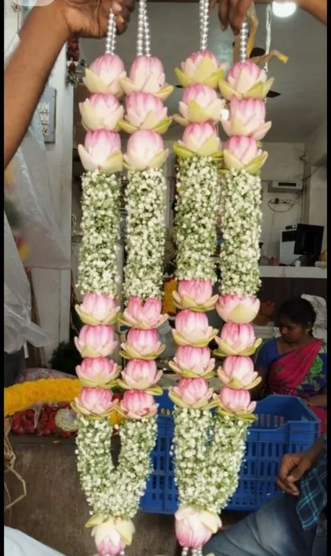 தாமரை மொட்டு மாலை