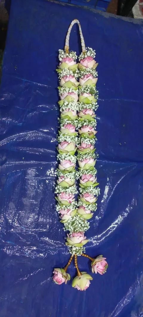 முத்துச்சரத் தாமரை மாலை