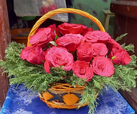 பிரம்புக் கூடையில் ரோஜாக்கள்
