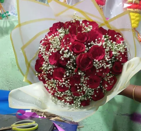 எங்கள் கடையில் தயாரான ரோஜா பூங்கொத்து