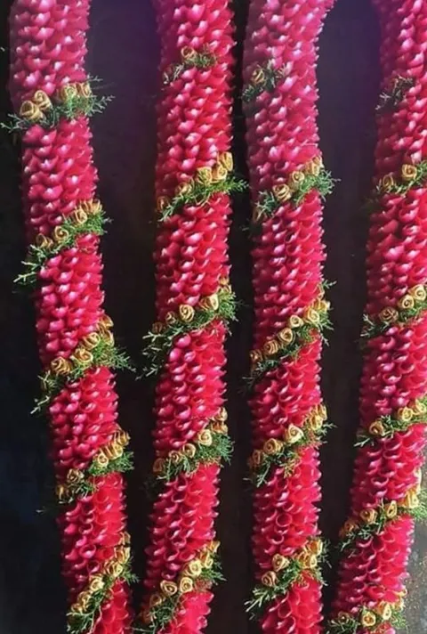 ரோஜா இதழ் மாலை