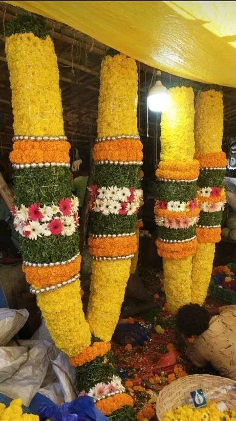 மஞ்சள் சாமந்தி, செண்டுமல்லி கொண்டு தொடுத்த பந்தல் தோரண மாலைகள்