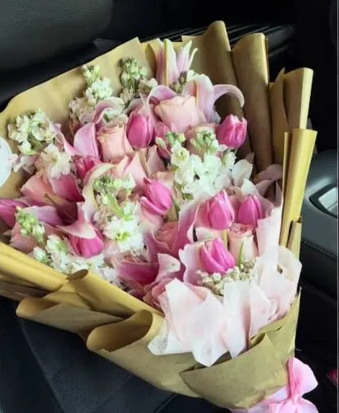 இளஞ்சிவப்பு மலர்ப் பூங்கொத்து