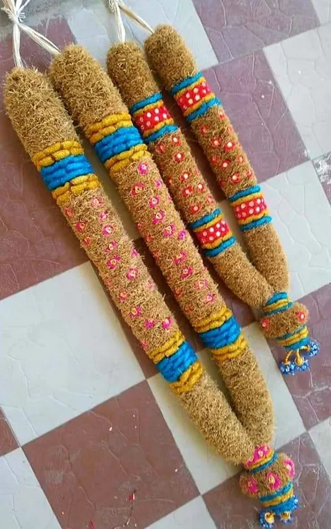 வண்ண நூல் வேலைப்பாடுடைய வெட்டிவேர் மாலைகள்
